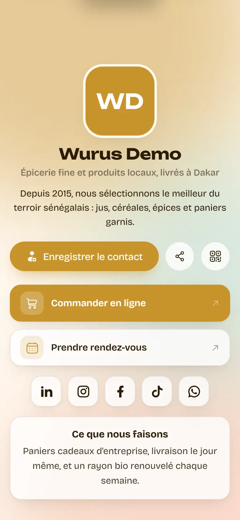 La carte publique de l'entreprise sur téléphone : logo, accroche, bouton Enregistrer le contact, liens et réseaux.