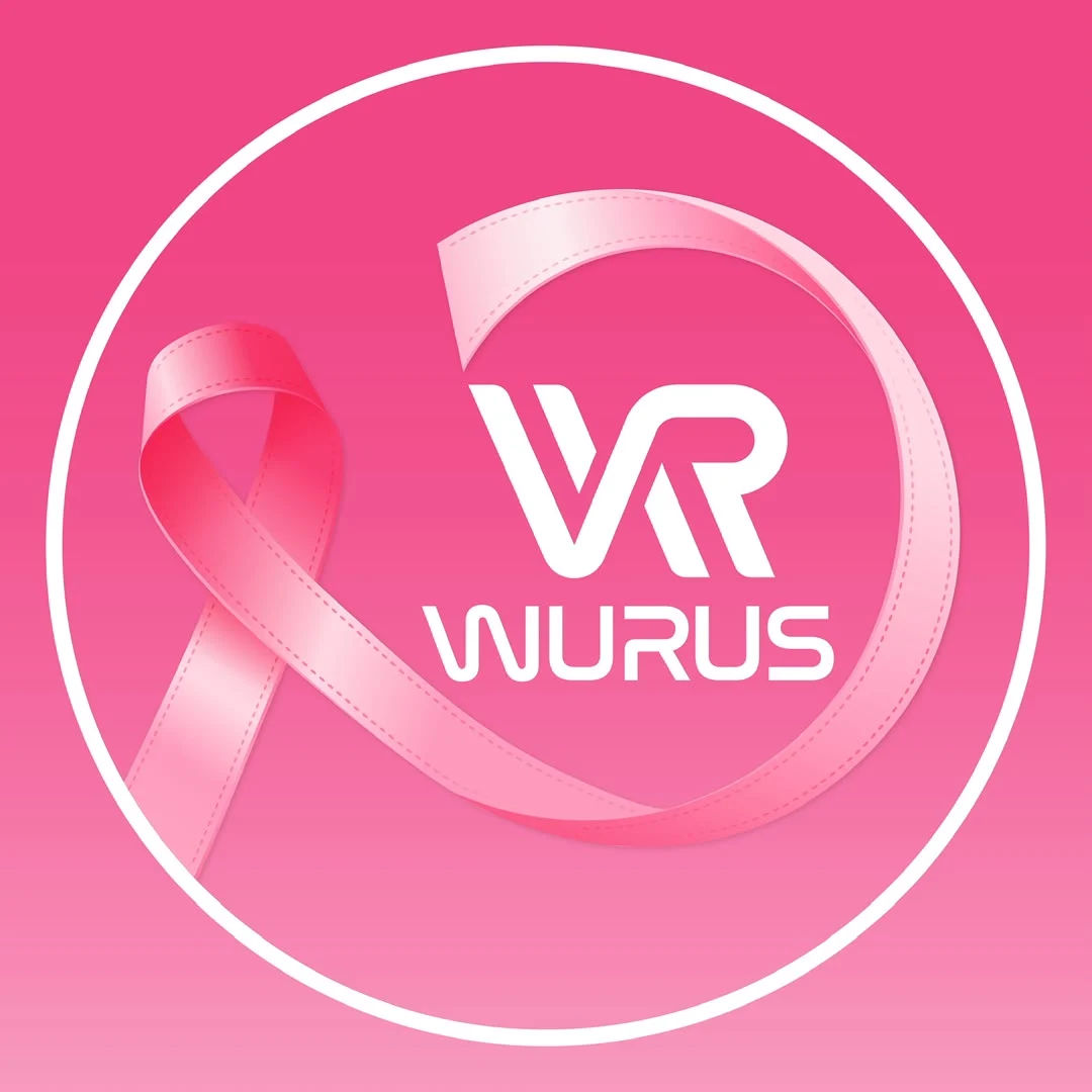 Le logo WURUS en blanc entouré d’un ruban rose, sur fond rose, dans un cercle blanc.