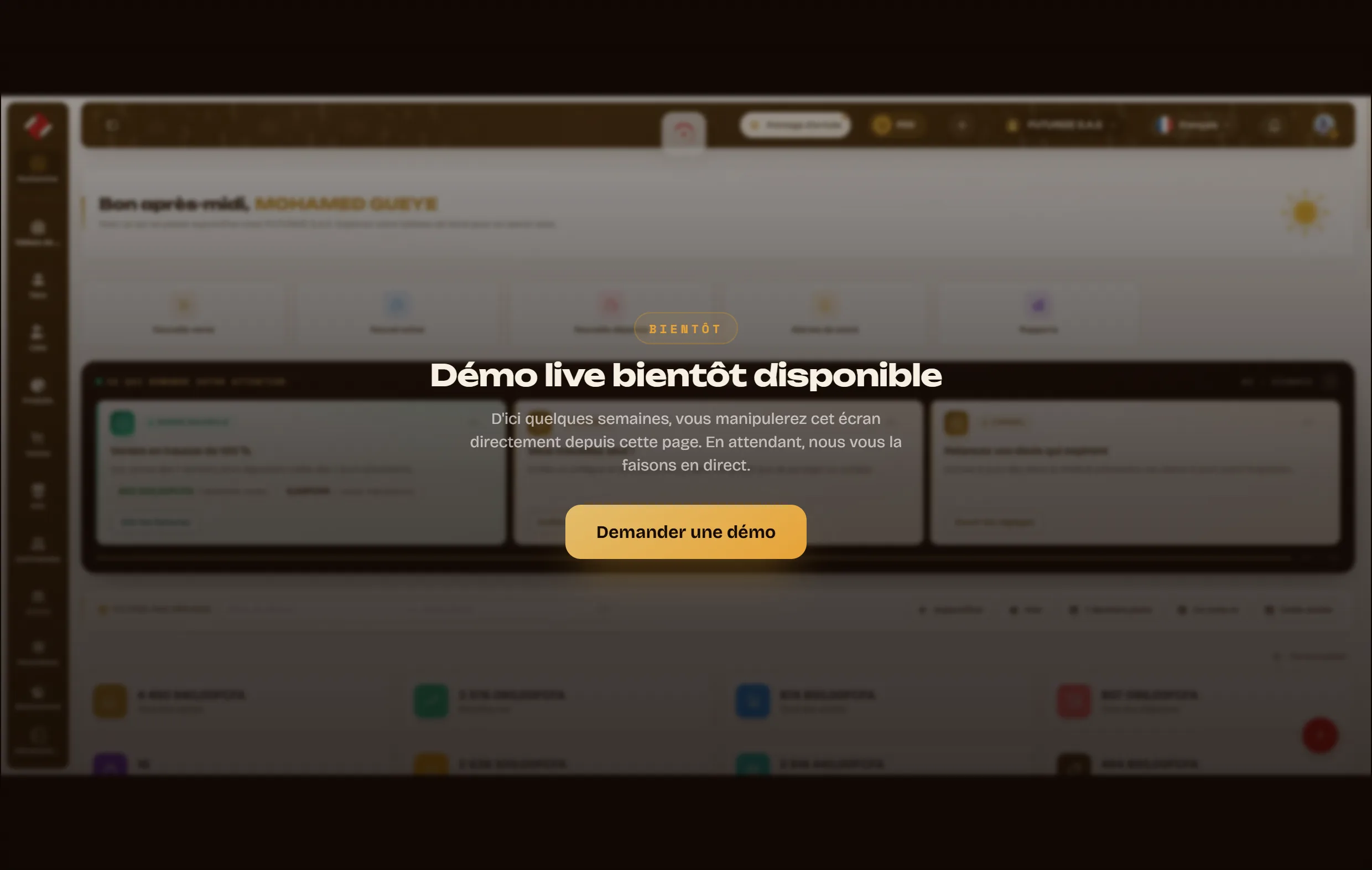 La section démo de l’accueil : une capture du tableau de bord en arrière-plan, et par-dessus la mention « Démo live bientôt disponible » avec un bouton « Demander une démo ».