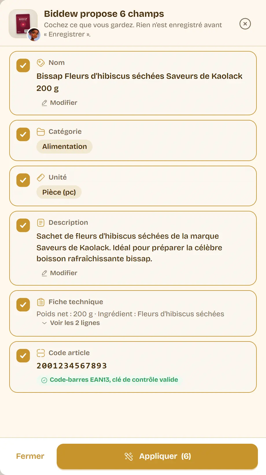 Le panneau « Biddew propose 6 champs » lu sur un sachet de bissap : nom, catégorie, unité, description, fiche technique et code-barres à la clé valide, avec Appliquer.